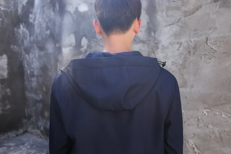 春秋夹克背面，连帽与帽后抽绳