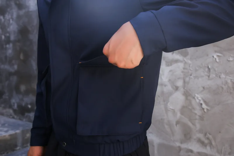 前身大贴袋与袋口橙色撞色线