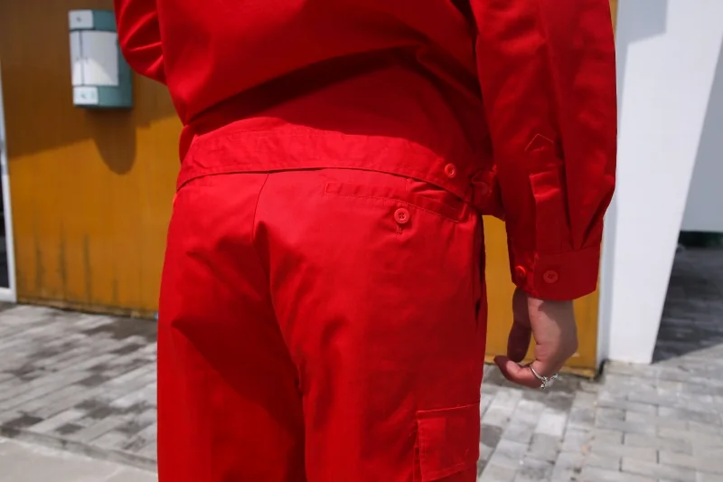 裤腰、后袋与下摆收口细节